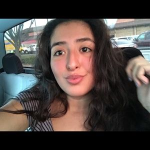 Meet your Posher, Carolina